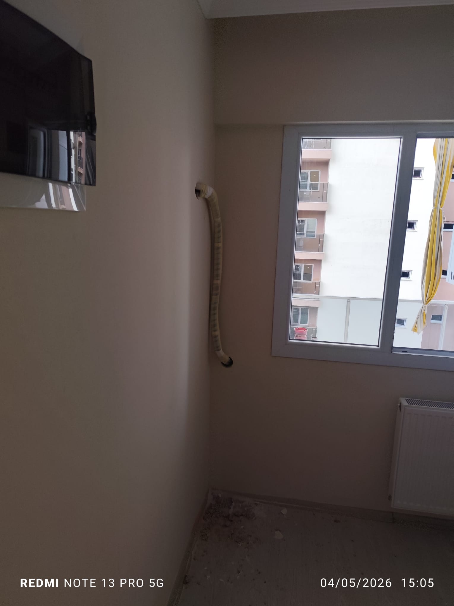 İzmir'de klima montajı öncesi duvara çekilen bakır boru ve kablo tesisatı