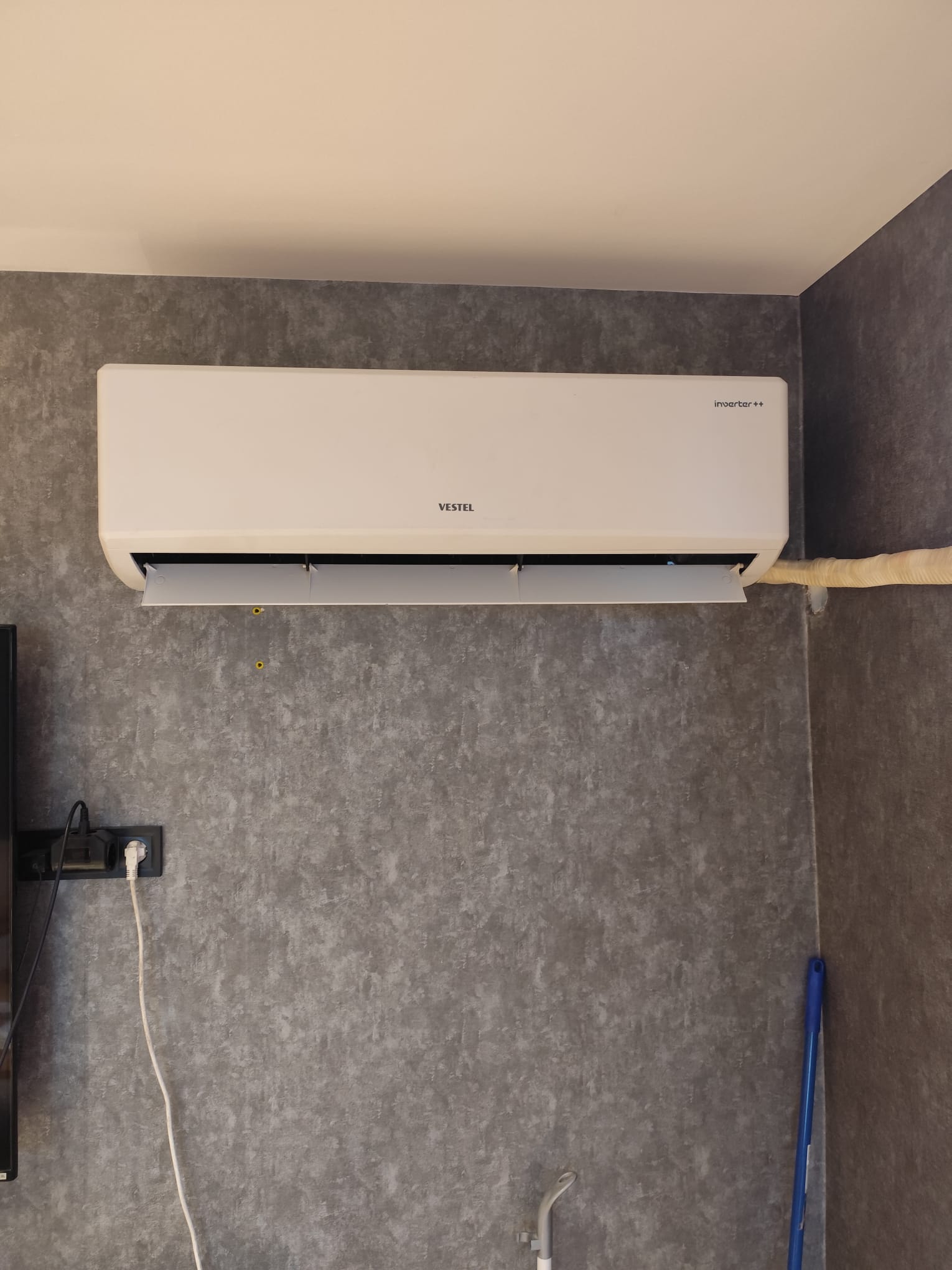 İzmir'de duvara monte edilmiş Vestel split klima ünitesi